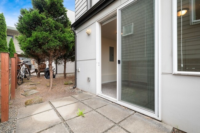 Building Photo - 3027 21st Ave W