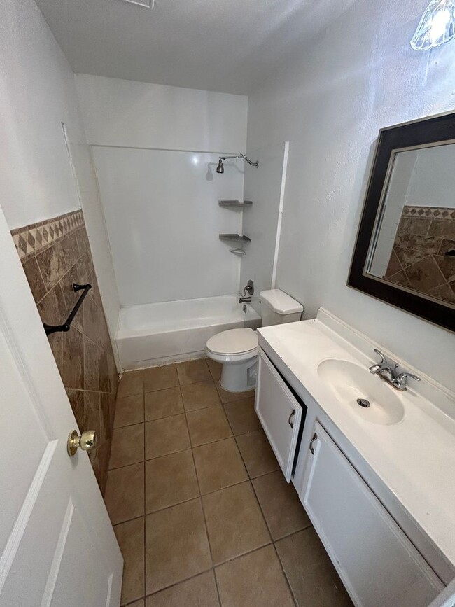 Building Photo - Step inside and be captivated by the warmth of this House!