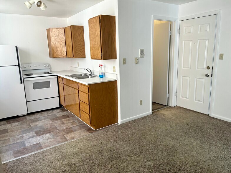 unit #10: kitchen-bathroom door - 454 S 500 E