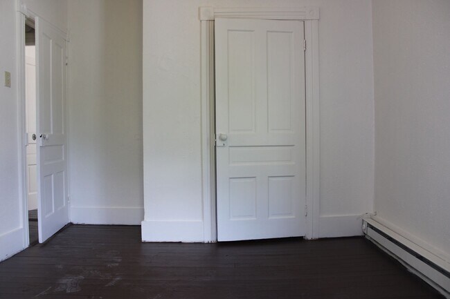 Building Photo - 118 W Main St