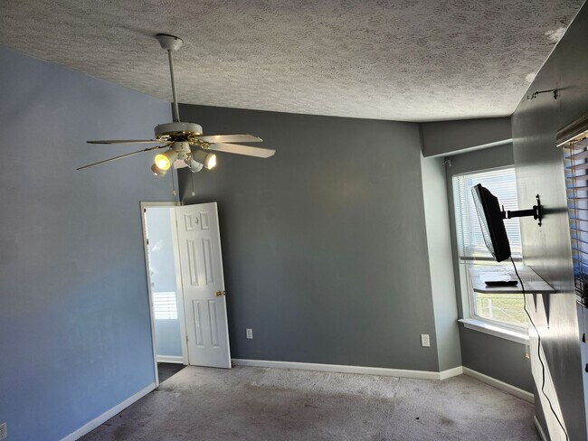 Building Photo - For Rent: Harrisonburg 3 BR, 2.5 Bath Townhouse