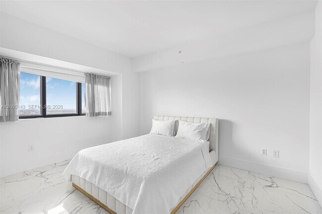 Building Photo - 650 NE 32nd St