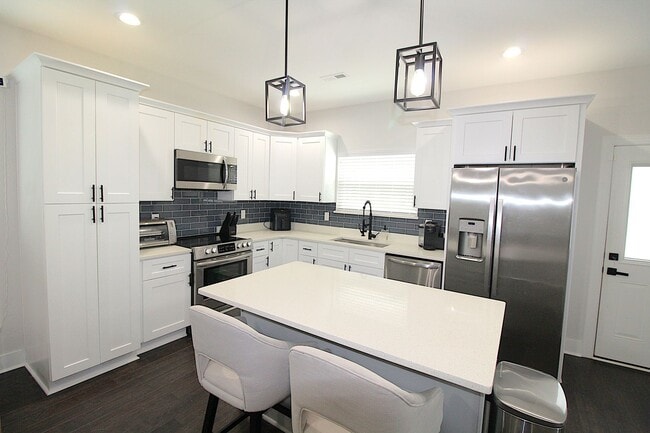 Building Photo - Modern 3-Bedroom Home with Fenced Yard & U...