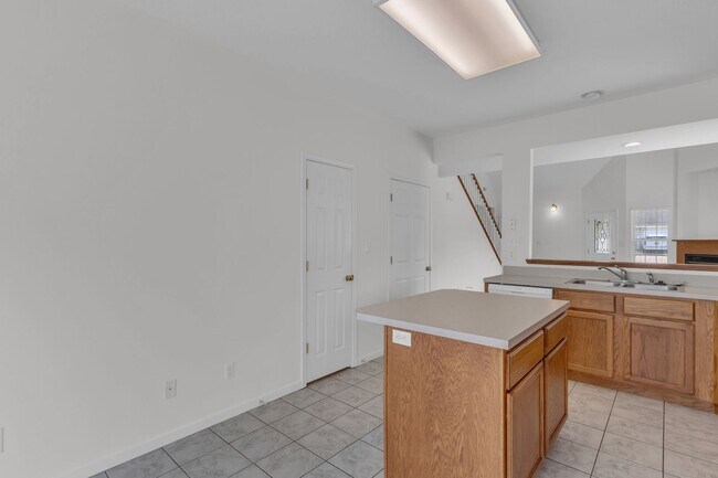Building Photo - Huge 3 Bedroom, 2 Bath Town Home in SW Col...