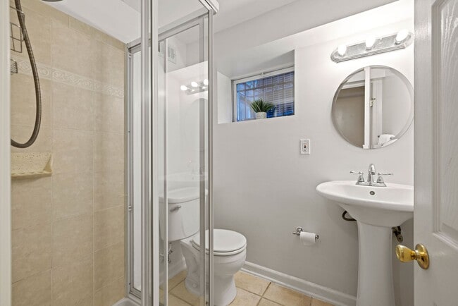 Building Photo - Gorgeous, Spacious 4BR with Updated Kitche...