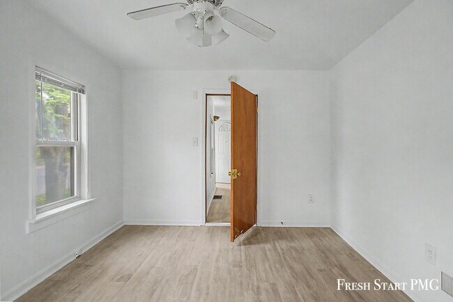 Building Photo - 1521 N Park St