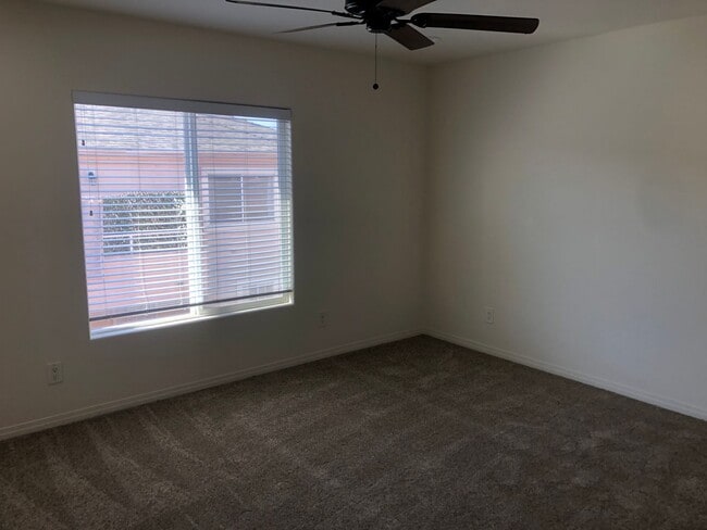 Building Photo - Beautiful Townhouse 4bd 3.75ba w/balconies...