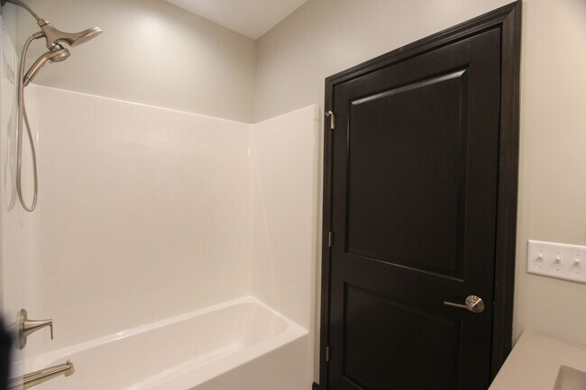 Building Photo - New! Beautiful 2 Bed, 2 Bath Apartment in ...