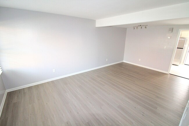Building Photo - (MOVE-IN SPECIAL!) Renovated 2 Bedroom Tow...