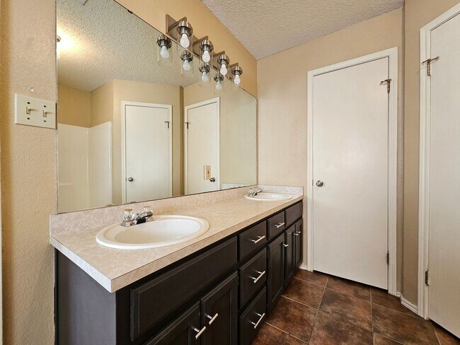 Building Photo - 1507 Nina Dr