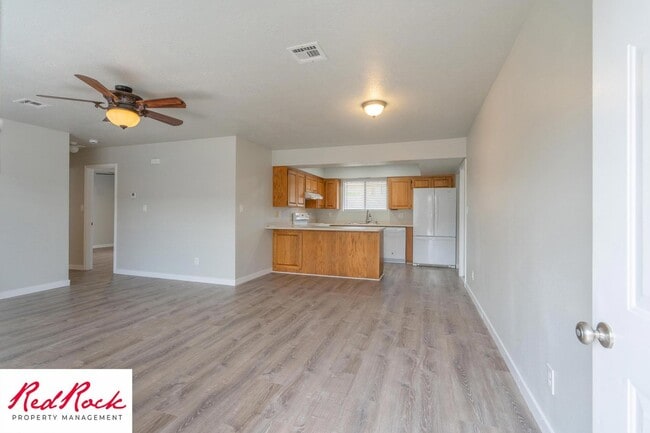 Building Photo - Remodeled 2 Bedroom Townhome. Pet Friendly!