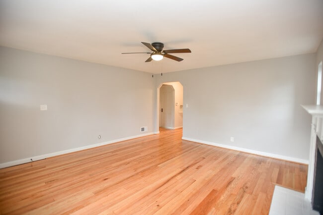 Building Photo - Zinsle Flats