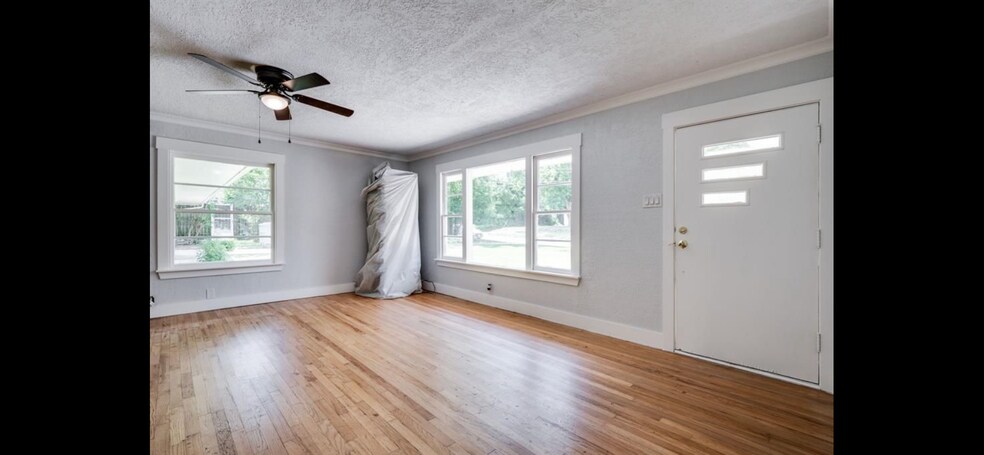 Building Photo - 702 W Brockett St