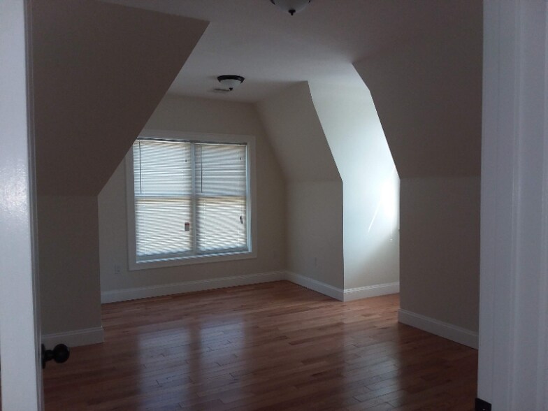 Building Photo - 2 Judge Street Path