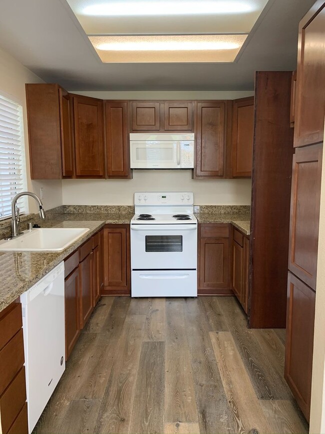 Building Photo - 2 bed / 2 bath unit in RSM available August 6th!!