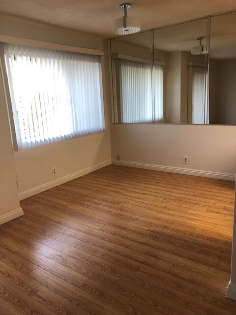 dining area - 5353 Yarmouth Ave