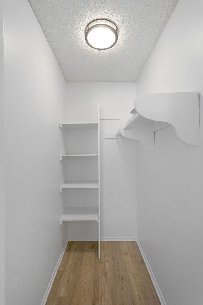 Building Photo - Chatsworth Rent This Now