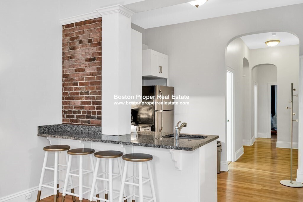Building Photo - 140 Beacon St