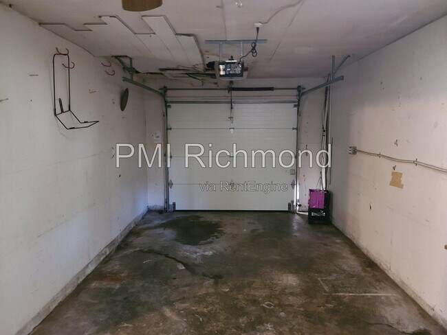 Building Photo - 9604 Stoneridge Ln