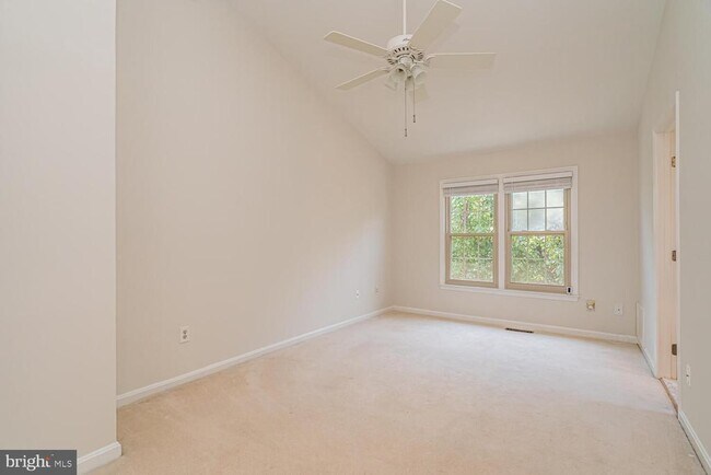 Building Photo - 1275 Quaker Hill Dr