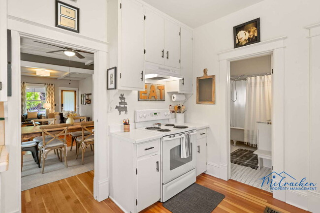 Building Photo - Charming 2-Bedroom Cottage with Modern Com...