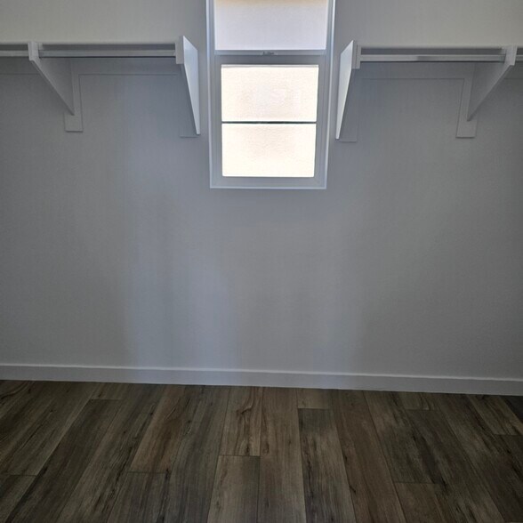 Masters closet - 415 Willow Run Ln