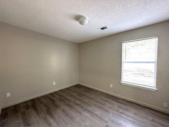 Building Photo - 329 Dahlquist Dr