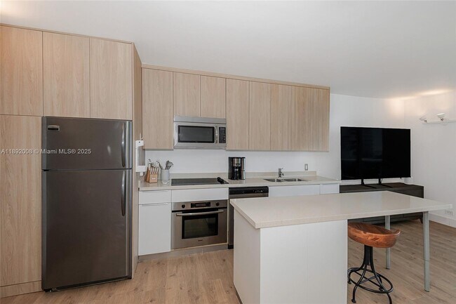 Building Photo - 2301 Collins Ave