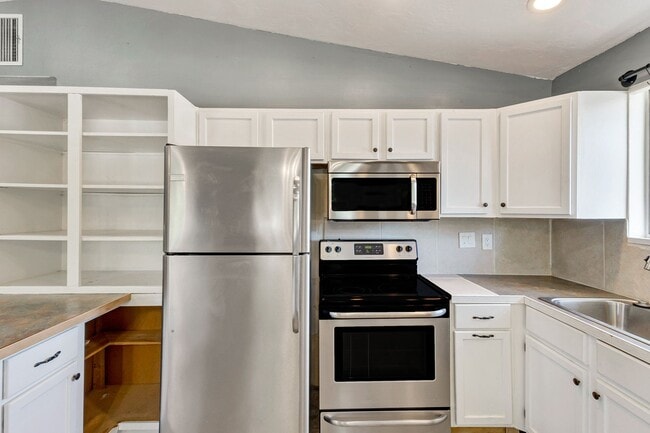 Building Photo - Spacious 4-Bed, 2-Bath