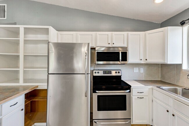 Building Photo - Spacious 5 Bed, 3 Bath with Sunroom