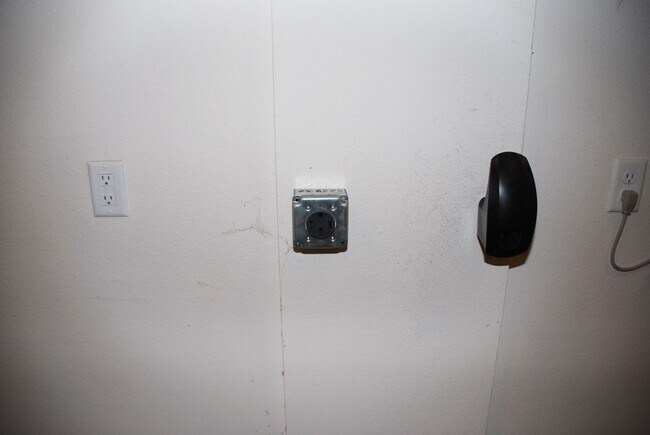 Building Photo - Beautiful Toll Brothers 3BR, 3Bath, 2Car Home in South Reno