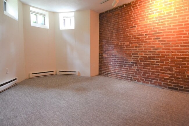 Building Photo - 67 St Germain St