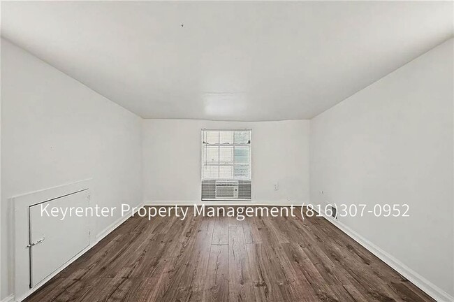 Building Photo - 4 Bedroom 2 bath