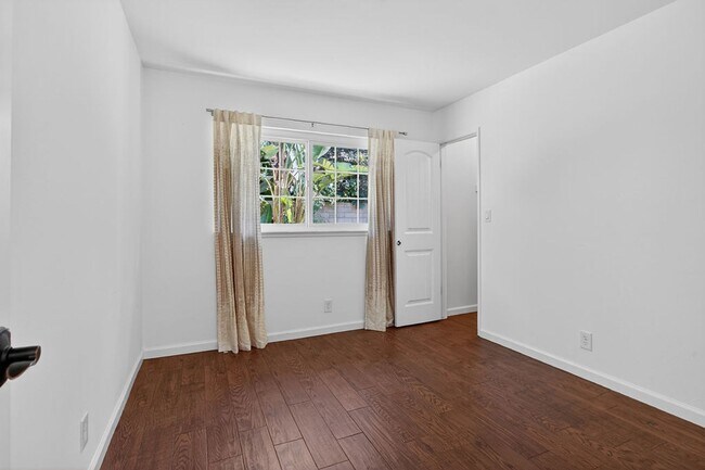 Building Photo - Sought After Wimbledon Village Home