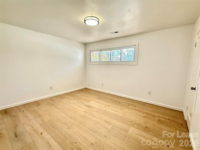 Building Photo - 541 E Woodlawn Rd