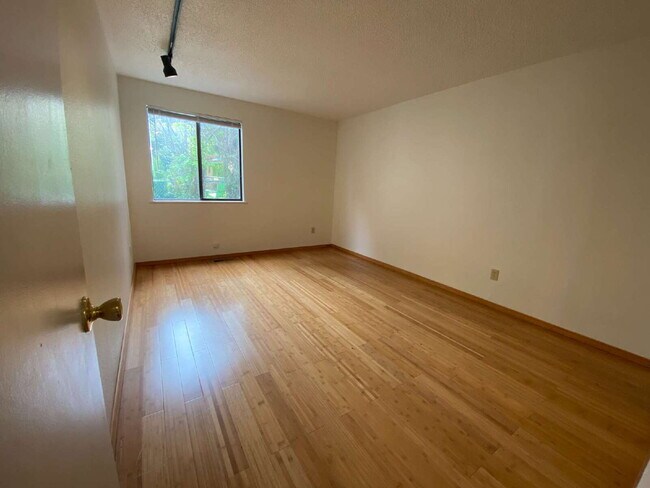 Building Photo - Conveniently Located 3-Bedroom Home with S...