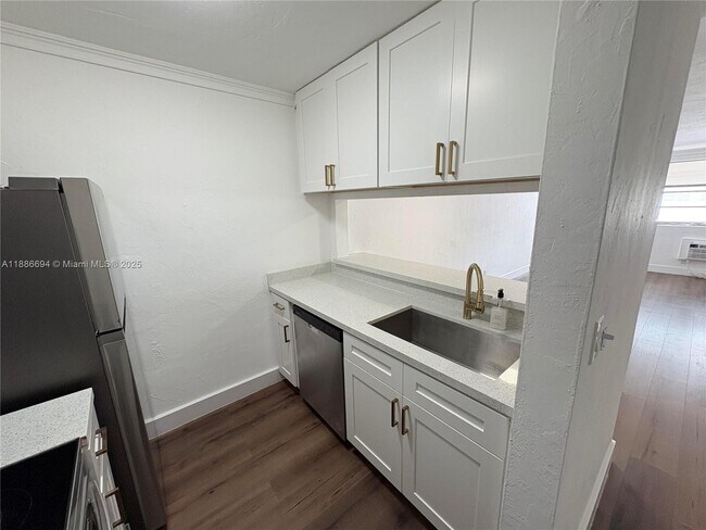Building Photo - 505 NE 30th St