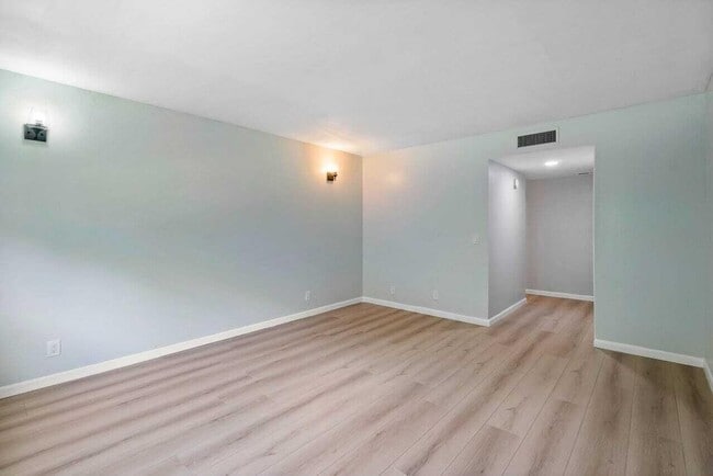 Building Photo - 341 Lakeview Dr
