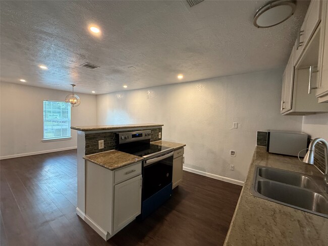 Building Photo - 9433 Rosehaven Dr
