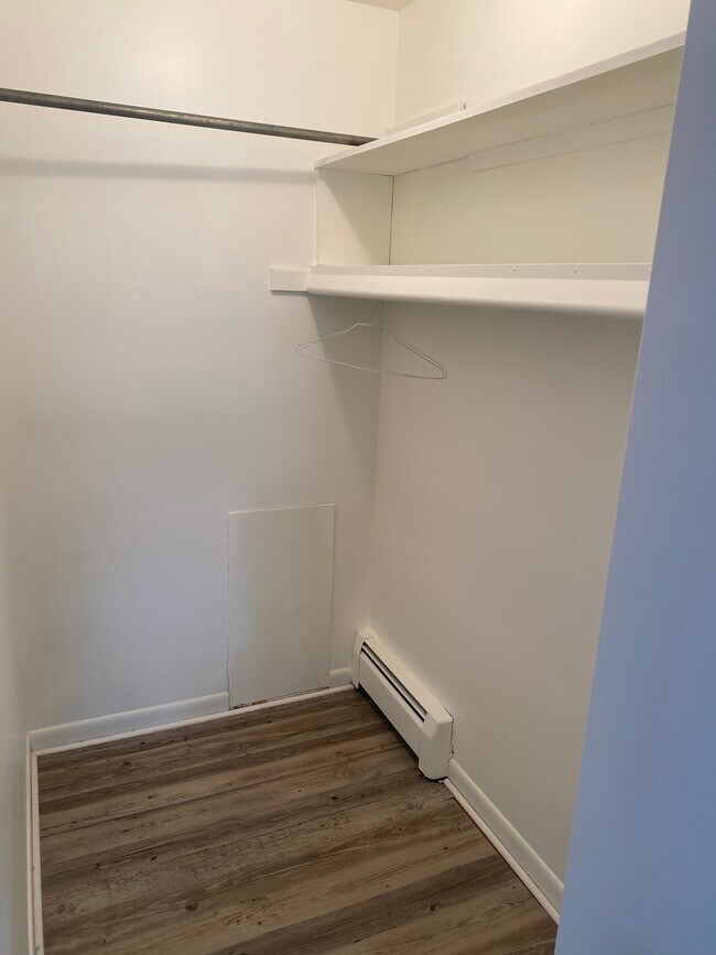 Building Photo - 719 E Walled Lake Dr