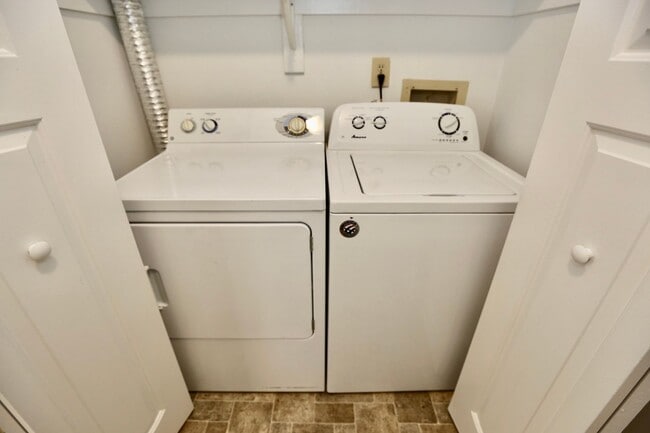 Building Photo - Updated & Ready 11-06-25! Charming Condo i...