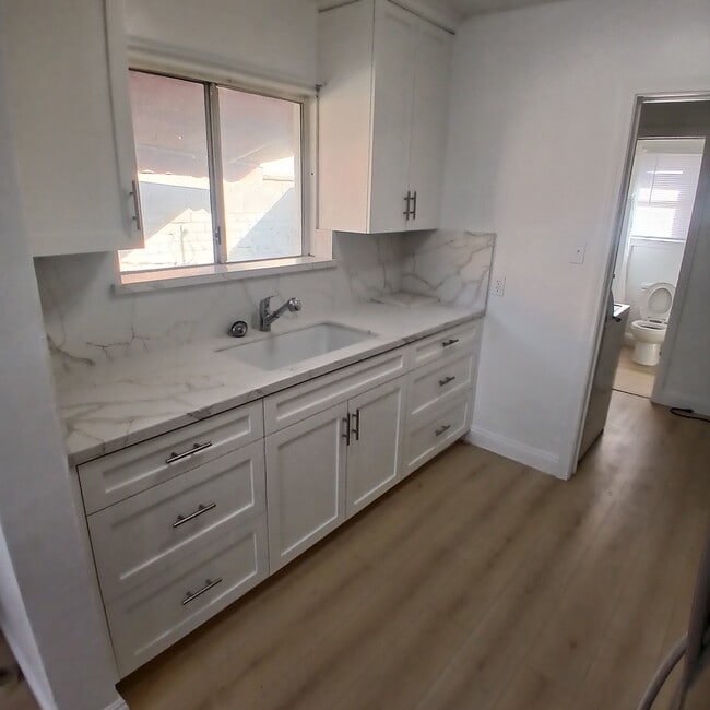 Building Photo - 434 S Del Mar Ave