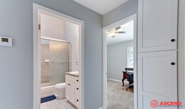 Building Photo - 2600 Brookside Dr