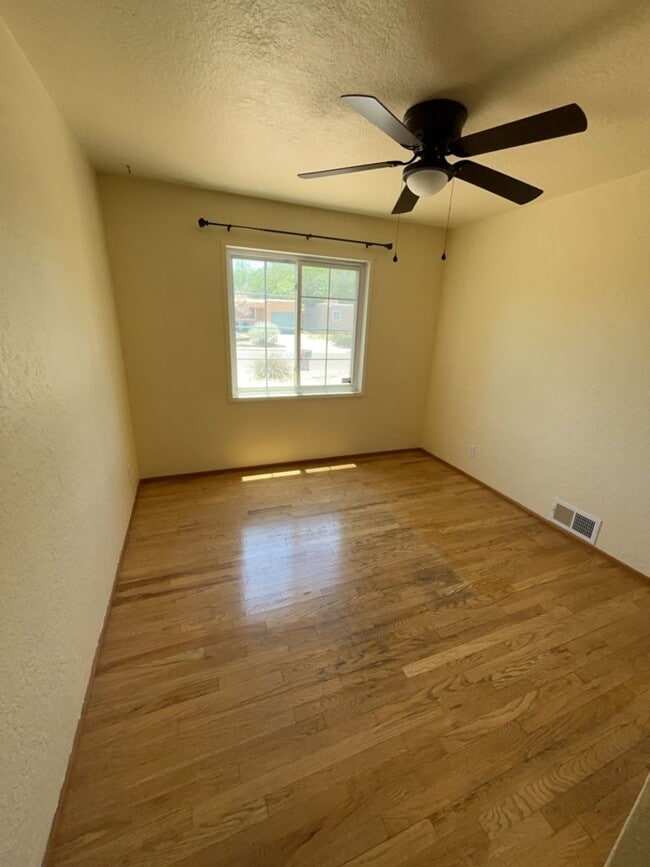 Building Photo - Beautiful Home Minutes from Uptown Albuquerque!