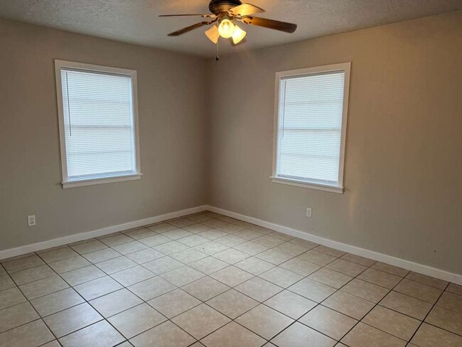 Building Photo - 435 S Beech St