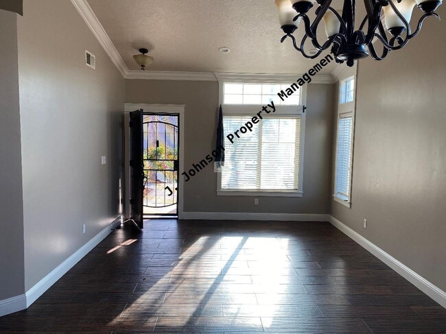 Building Photo - Beautiful 4 bed 2 bth home