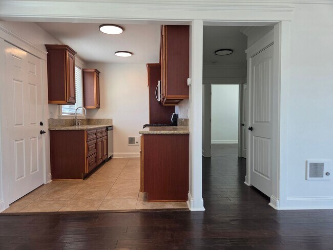 Building Photo - Adorable Beach-Close 2 Bedroom Bungalow in...