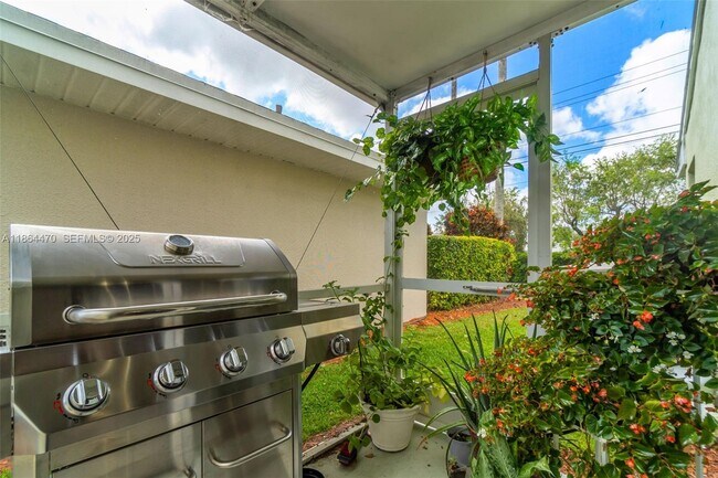 Building Photo - 2590 SE 7th Pl