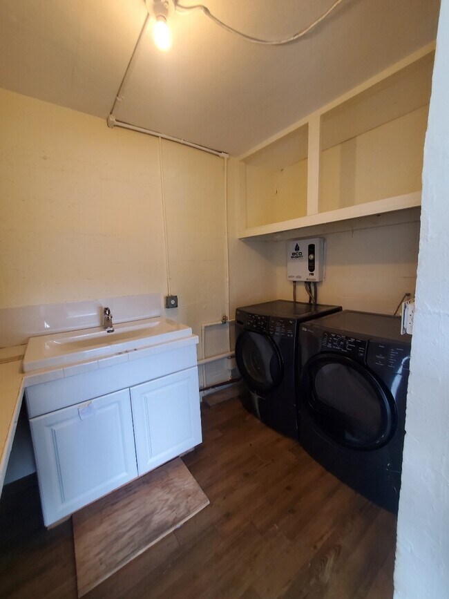 Laundry hookups; no machines included - 965 Palo Alto St SE