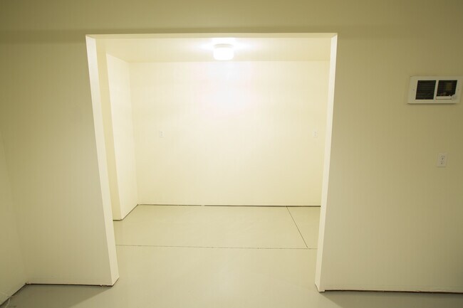 Building Photo - 18 E Beall St